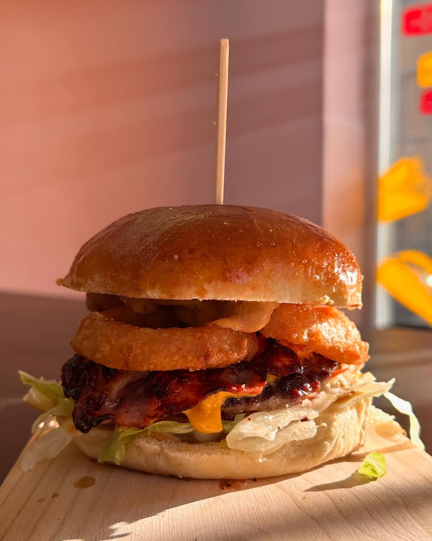 Chipotle Burger s cibulovými kroužky